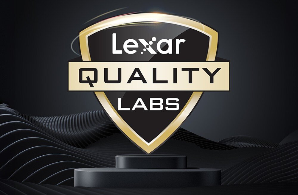 Dysk LEXAR NQ710 Złota tarcza z logo 'Lexar Quality Labs' na ciemnym tle