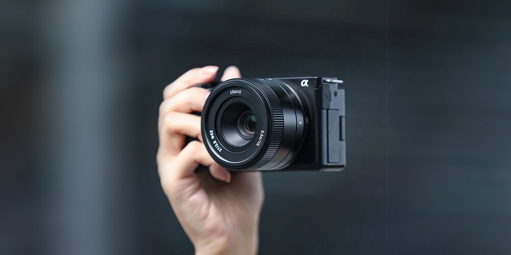 Obiektyw Ulanzi 27 mm f/2,8 AF aparat trzymany w dłoni