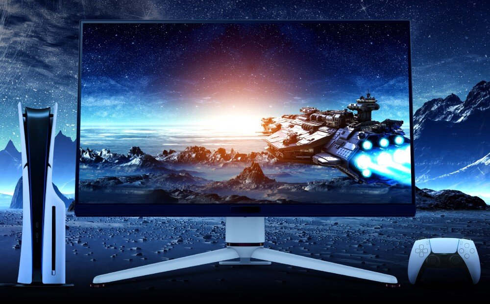 Monitor BENQ Mobiuz EX321UX Monitor z wyświetloną na ekranie grafiką przedstawiającą kosmiczną scenerię z dużym statkiem kosmicznym. Obok po lewej stronie stoi pionowo konsola do gier, a po prawej leży kontroler, opis