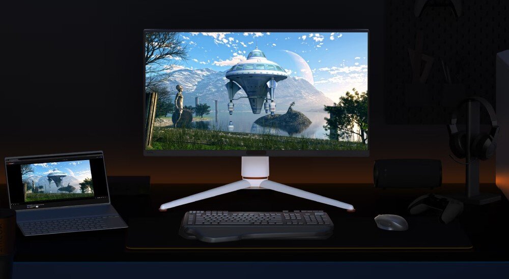 Monitor BENQ Mobiuz EX321UX Monitor na biurku w zestawie z laptopem. Na obu ekranach wyświetlana jest ta sama scena science-fiction z latającym spodkiem i futurystycznym krajobrazem, porty, gniazda, podłączenie, przełącznik KVM