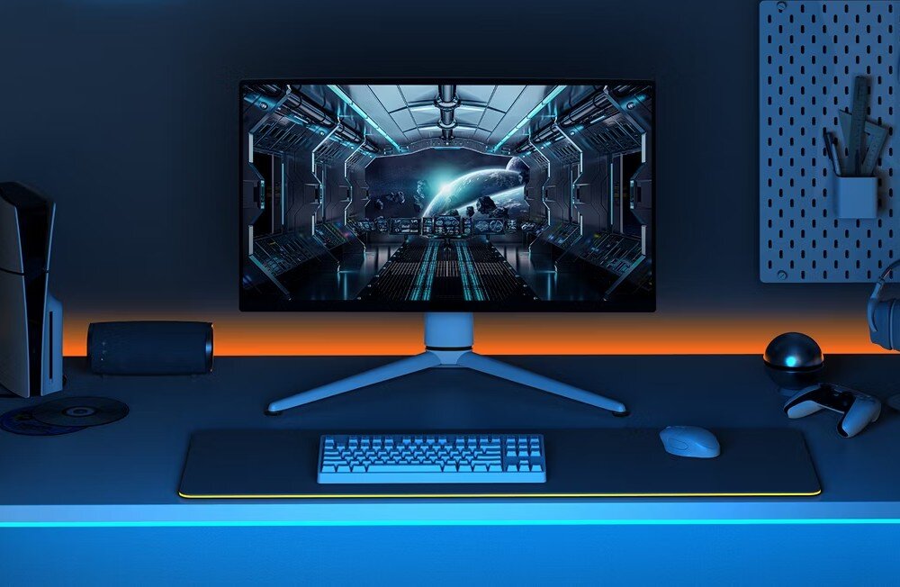 Monitor BENQ Mobiuz EX321UX Monitor ustawiony na biurku w przyciemnionym pokoju gamingowym. Na ekranie wyświetlona jest scena z gry przedstawiająca wnętrze statku kosmicznego, ochrona wzroku, migotanie, niebieskie światło