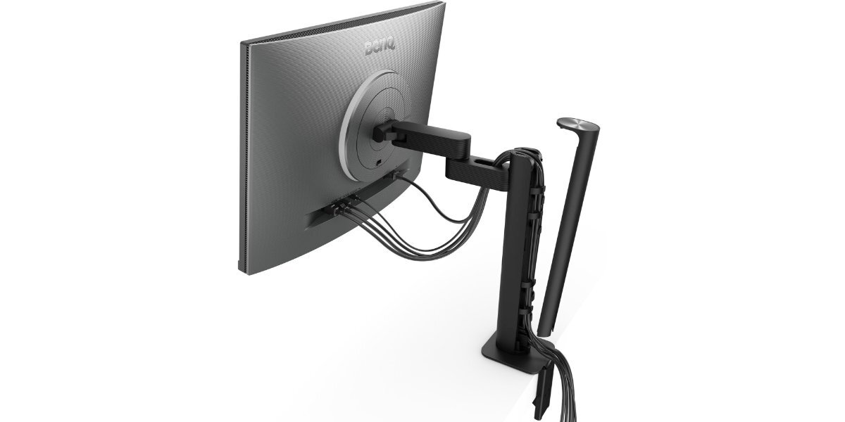 Monitor BENQ RD280UA na białym tle - zdjęcie tyłu obudowy monitora z podłączonymi do niego przewodami.