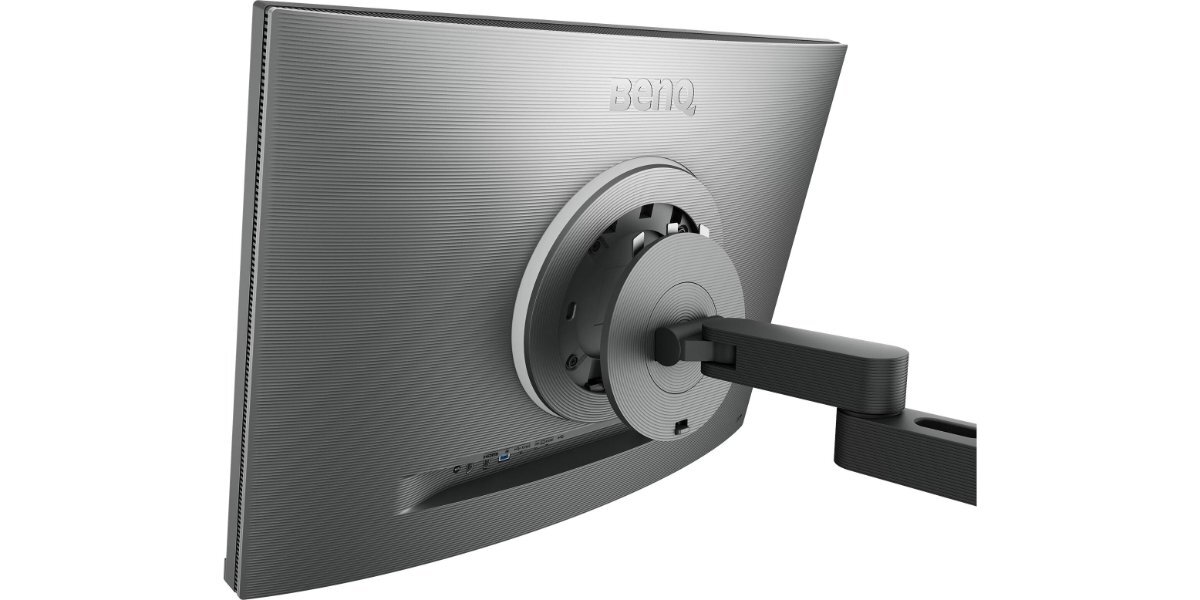 Monitor BENQ RD280UA zamontowane na uchwycie na białym tle - zdjęcie tyłu obudowy.