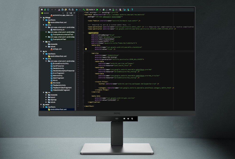 Monitor BENQ RD280U Zrzut ekranu monitora wyświetlającego środowisko programistyczne Android Studio z ciemnym motywem, widok plików projektu po lewej stronie i edytorem kodu XML po prawej, opis