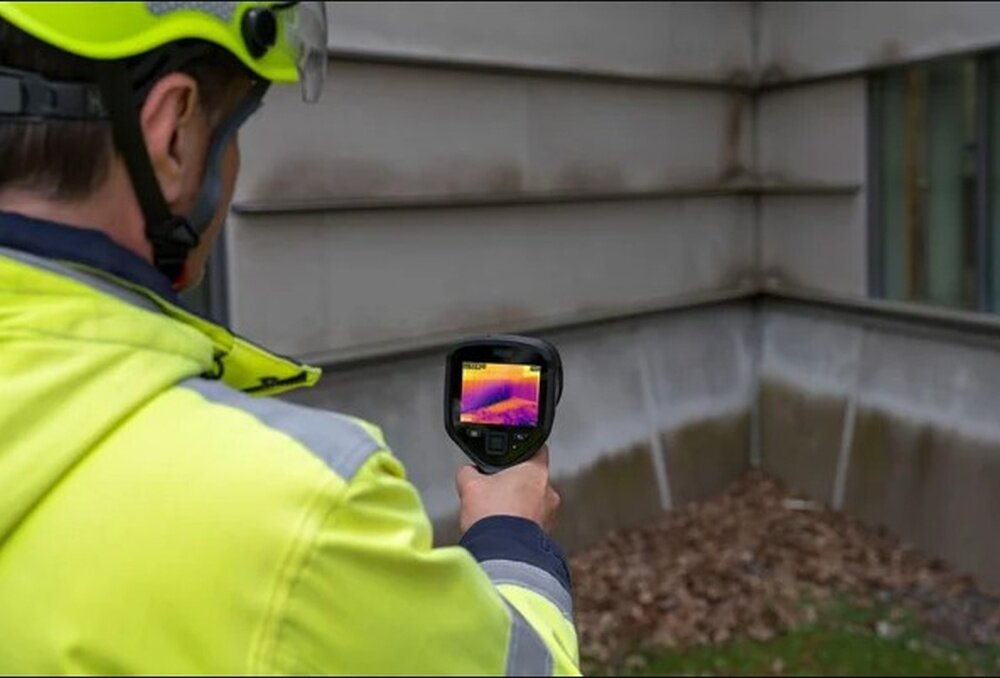 Kamera termowizyjna FLIR E6 Pro mierzy izolację domu  
