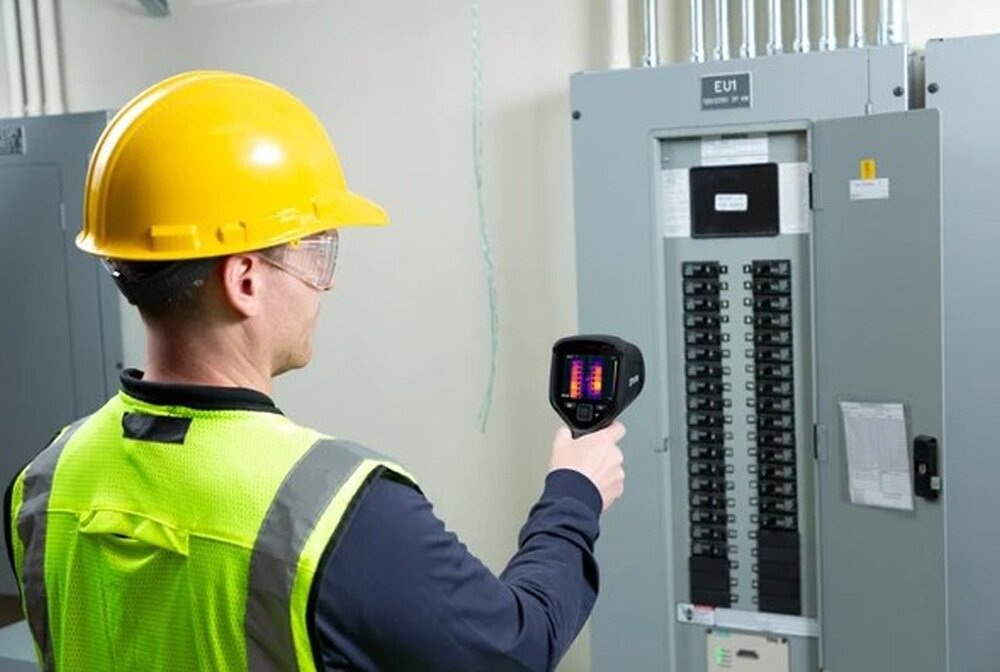 Kamera termowizyjna FLIR E6 Pro mierzy instalację   