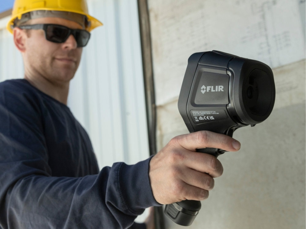FLIR E8 Pro - kmaera trzymana w ręku przez pracownika budowy