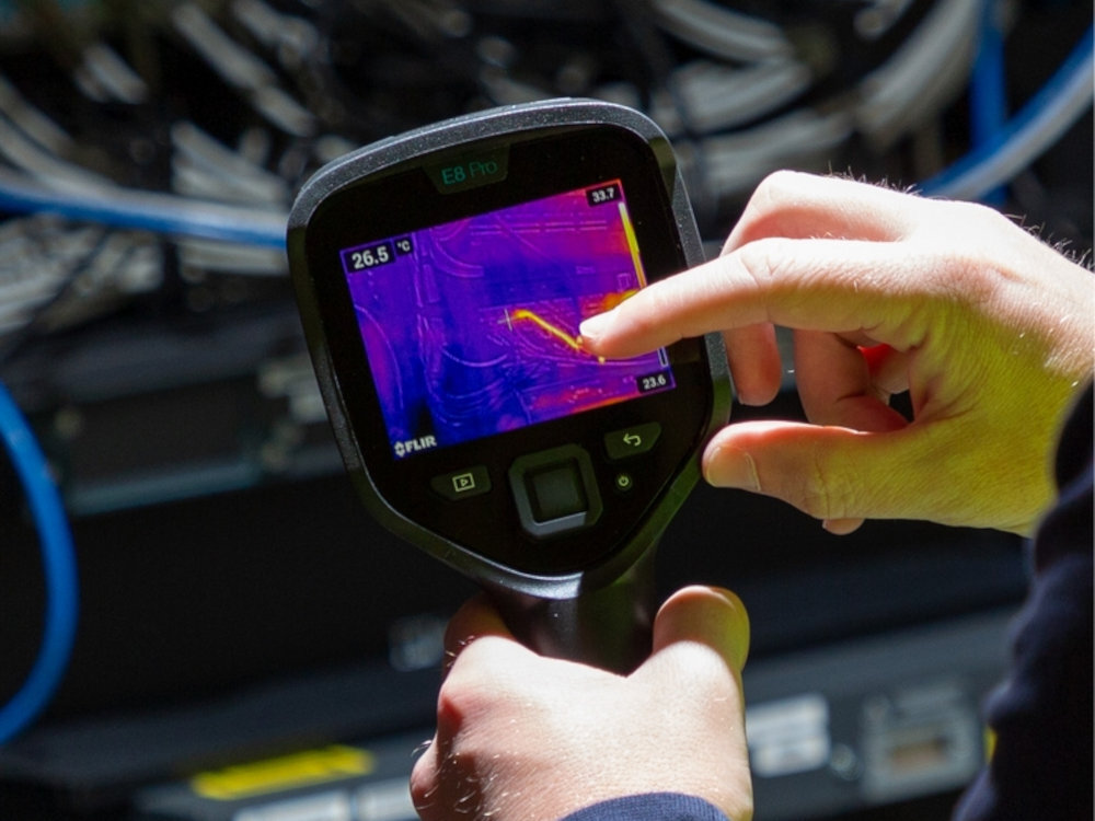 FLIR E8 Pro FLIR E8 Pro rozdzielczości 320 × 240 pikseli Technologia MSX® (Multi-Spectral Dynamic Imaging)  obraz termiczny widzialnym elektrycznych, mechanicznych i budowlanych - kamera zastosowana przy sprawdzania instalacji elektrycznej