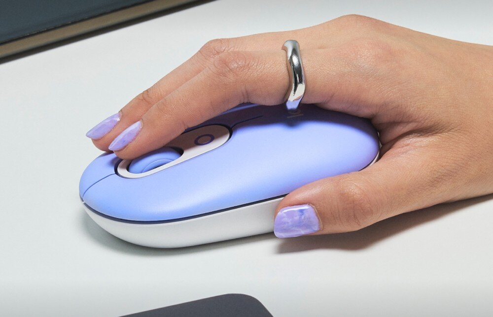Mysz LOGITECH POP Mouse Lilac zbliżenie na dłoń trzymającą mysz