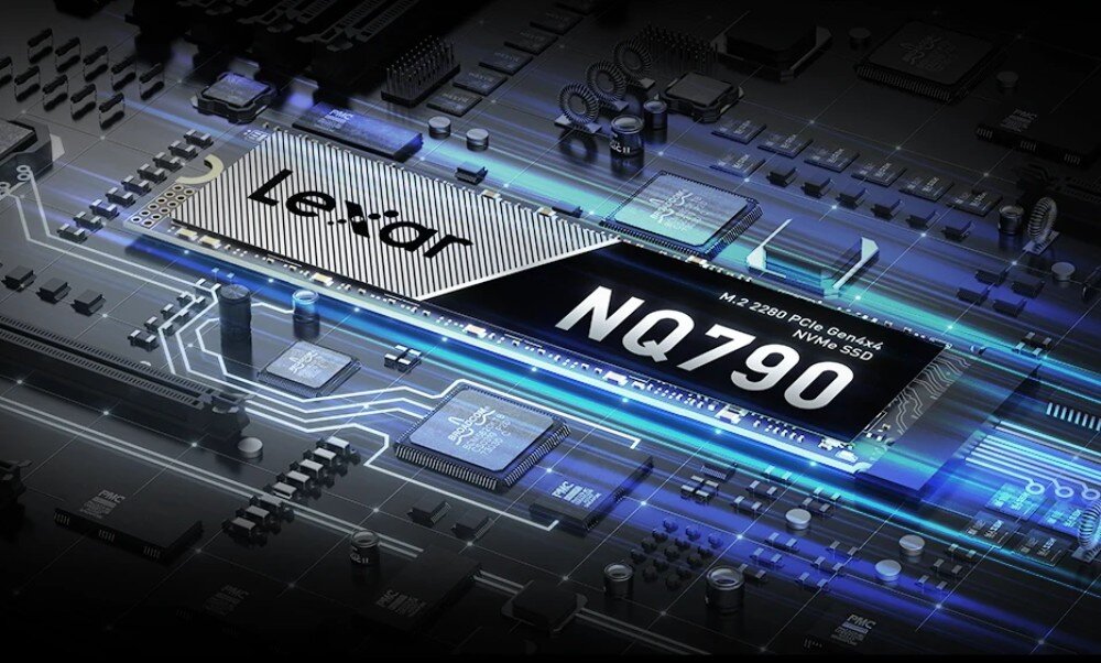Dysk LEXAR NQ790 Wizualizacja dysku SSD na tle schematu obwodów drukowanych z niebieskimi smugami światła symbolizującymi szybkość