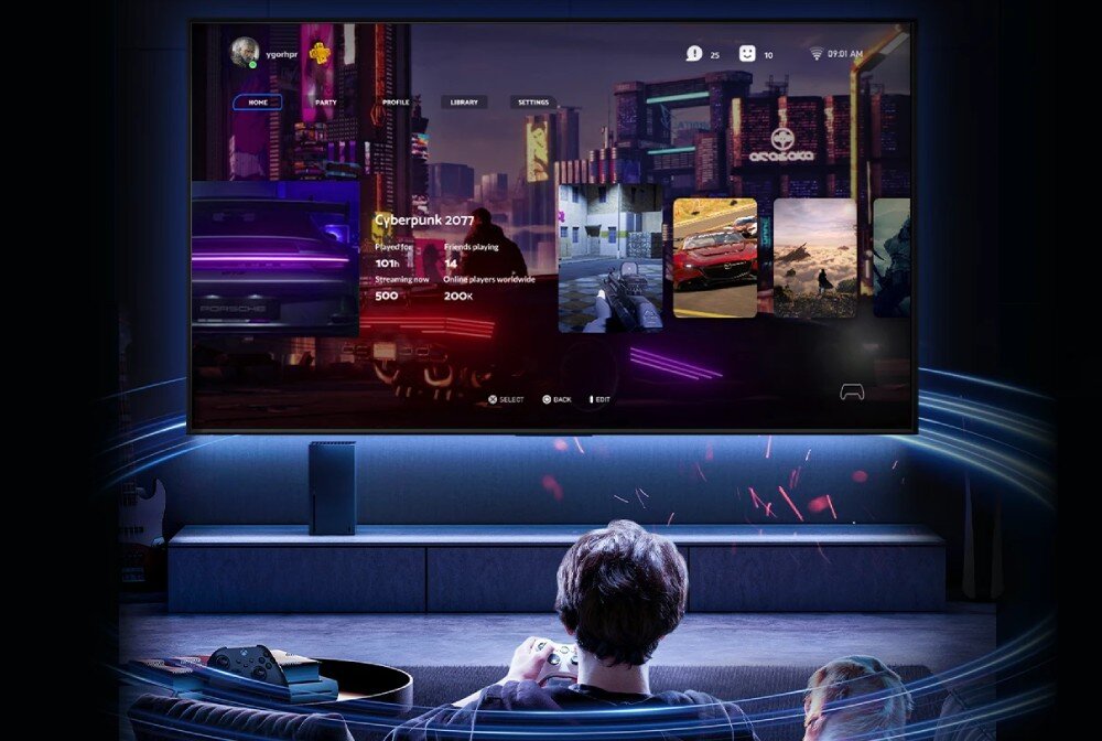 Dysk LEXAR NQ790 Postać siedząca przed dużym ekranem telewizora wyświetlającym menu wyboru gry wideo w nowoczesnym interfejsie