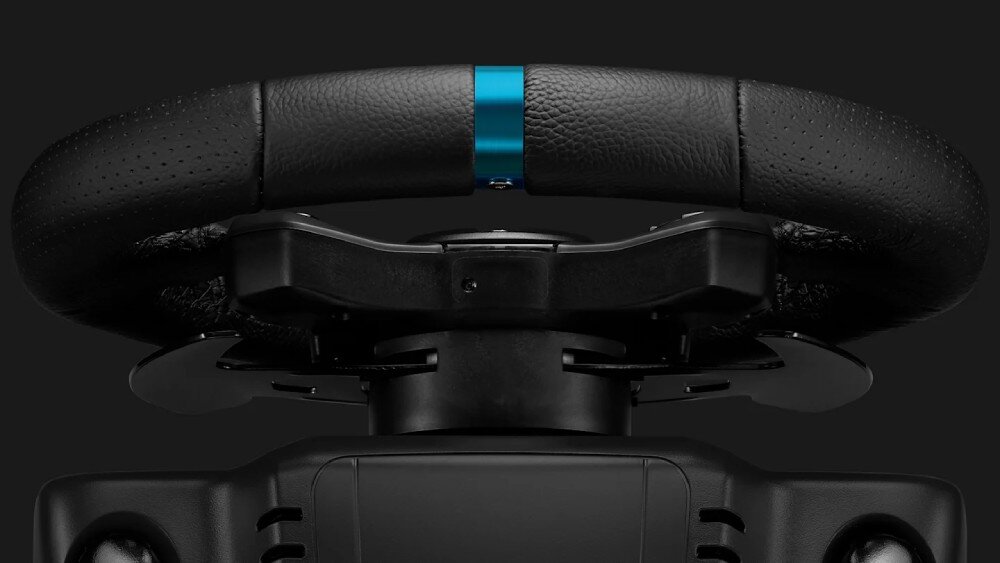 Kierownica LOGITECH G923 + Shifter Bundle Zbliżenie na górną część kierownicy wyścigowej z widocznym paskiem na obręczy oraz łopatkami zmiany biegów