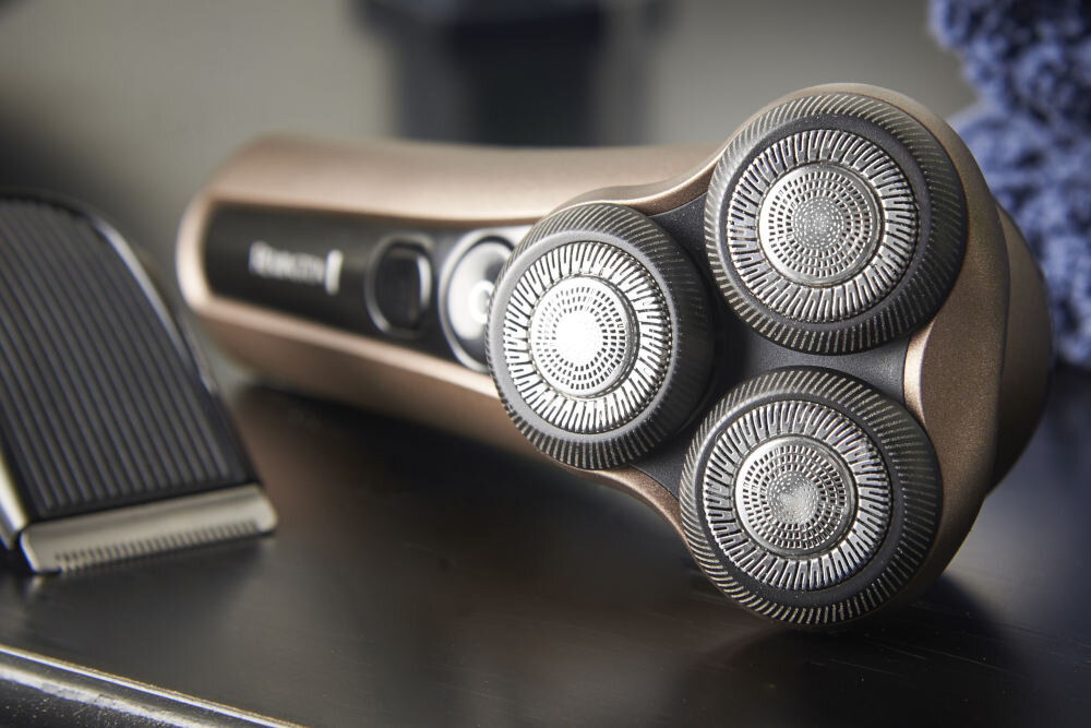Golarka REMINGTON XR1795 X Rotary Na mokro i sucho obrotowa głowica niezależne ruchome ostrza dopasowanie do konturów twarzy pierścienie tnące ponad 130 tysięcy obrotów na minutę wychwytuje więcej włosków mniejsza liczba pociągnięć dokładniejsze szybsze golenie funkcja Turbo radzi sobie z twardym zarostem