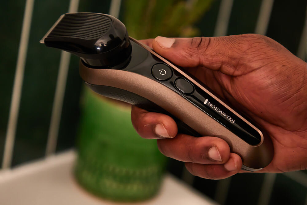 Golarka REMINGTON XR1795 X Rotary Na mokro i sucho pełna kontrola wygoda użytkowania technologia Shave-Learn LED analizowanie sposobu golenia monitorowanie zużycia baterii wskazanie liczby pozostałych sesji wydajna bateria do 60 minut pracy jedno ładowanie około 90 minut szybkie 5-minutowe doładowanie dodatkowe 3 minuty działania