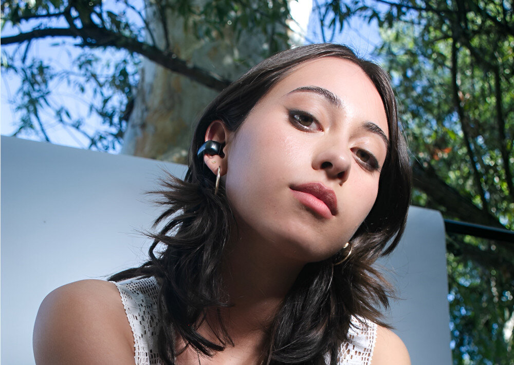 Słuchawki powietrzne BOSE Ultra Open Otwórz brzmienie w świecie, osoba z założonymi słuchawkami powietrznymi