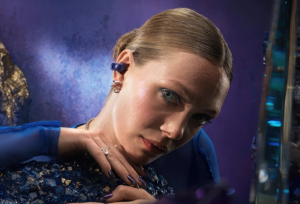 Słuchawki powietrzne BOSE Ultra Open komfortowa, lekka konstrukcja z uchwytem, osoba z założonymi słuchawkami powietrznymi