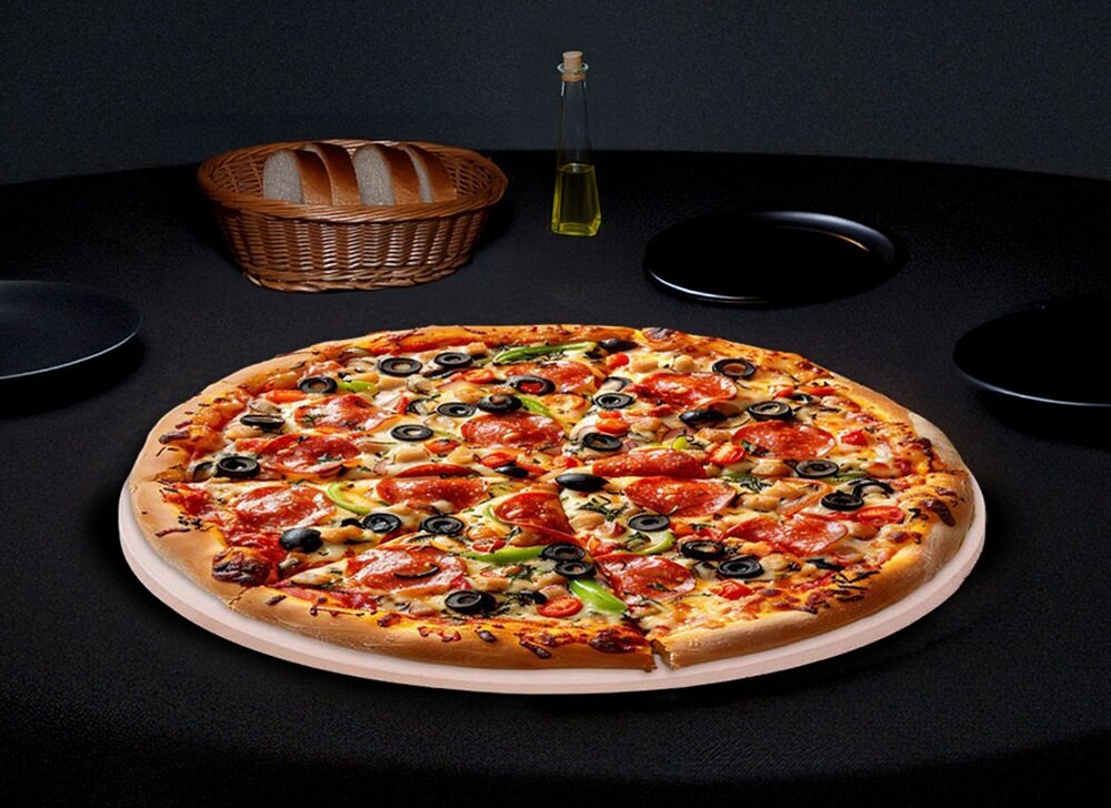 Na stole znajduje się duża pizza z różnymi dodatkami, takimi jak oliwki i papryka. W tle widoczny jest koszyk z pieczywem i butelka z oliwą.