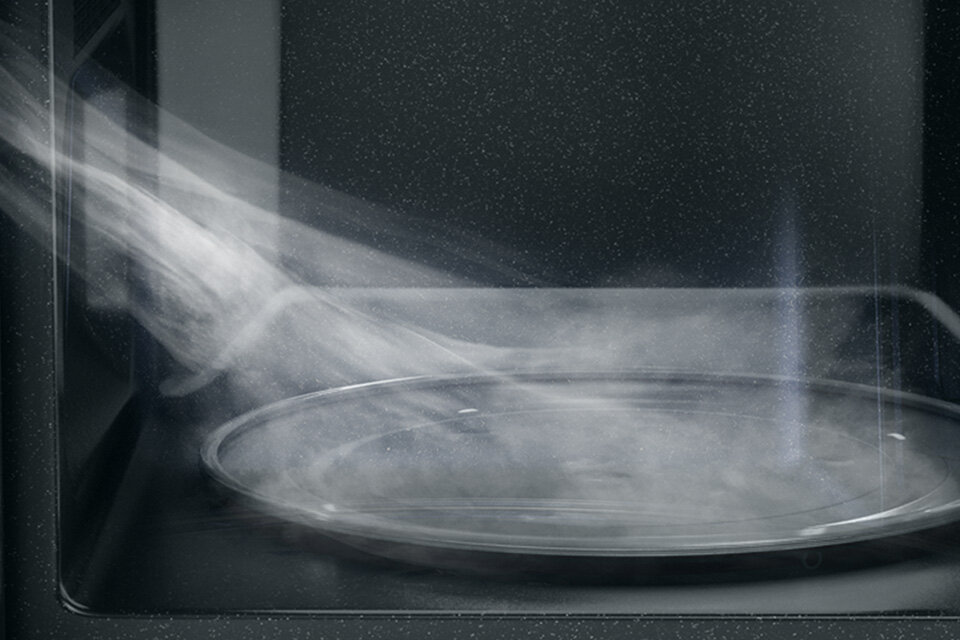 Dzięki funkcji deodoryzacji we wnętrzu kuchenki nie zalegają nieprzyjemne zapachy