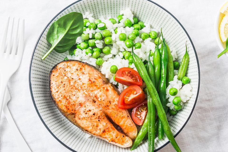 W mikrofali Samsung MG23F301TAK możesz przyrządzać dania ze świeżych produktów 