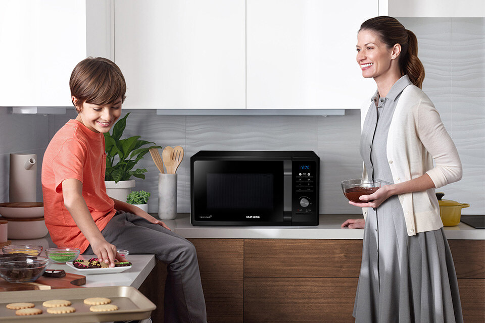 mikrofala Samsung MG23F301TAK posiada blokadę panelu sterowania