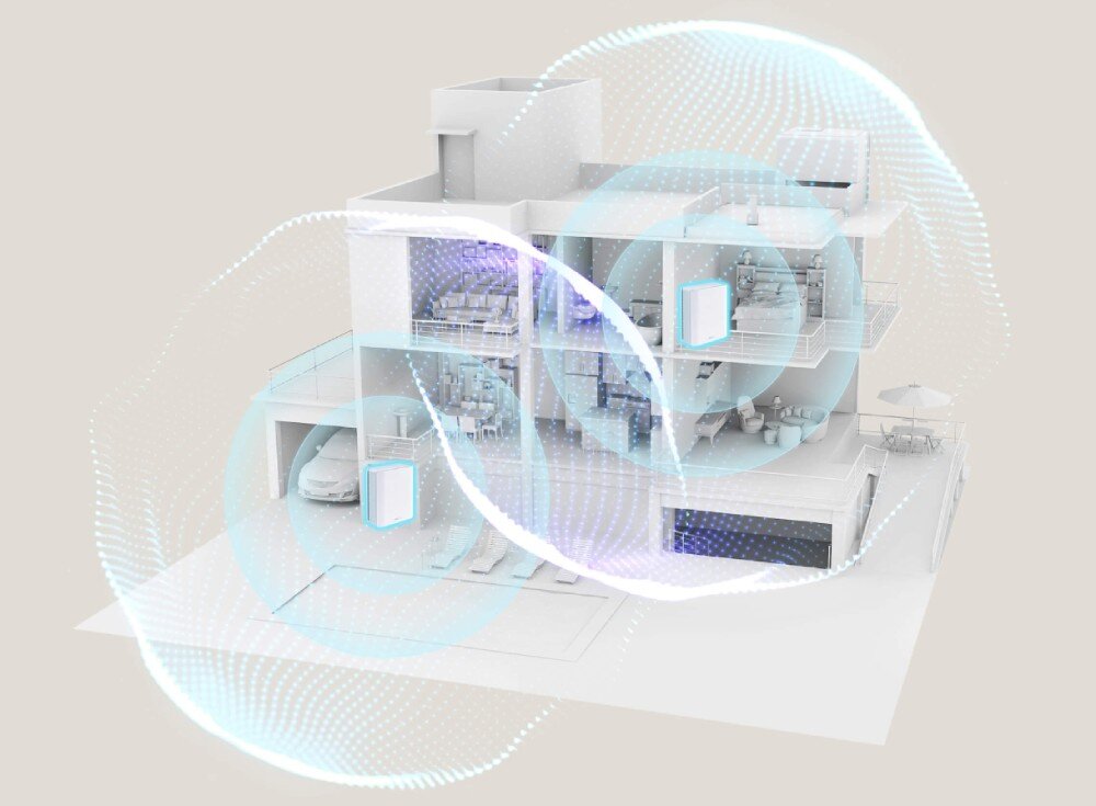 Router ASUS ZenWiFi BT10 Wizualizacja domu w przekroju z trzema rozmieszczonymi urządzeniami sieciowymi, pokazującymi zasięg sieci rozchodzący się w pomieszczeniach w formie niebieskich fal, zarządzanie siecią