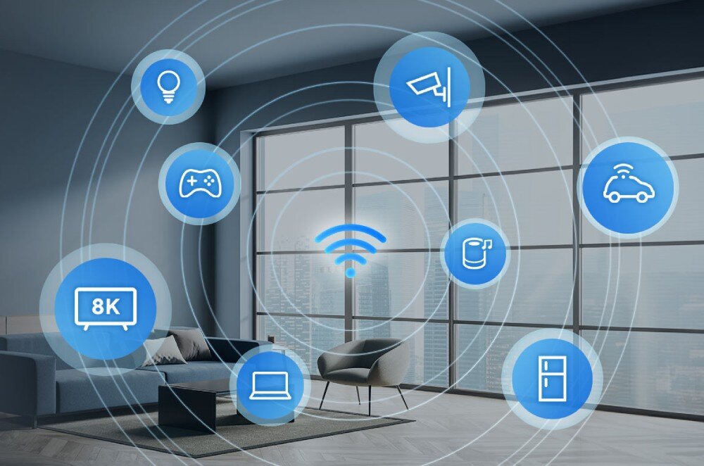 Router ASUS RT-BE58U Nowoczesny salon z nałożonymi ikonami symbolizującymi bezprzewodową łączność różnych sprzętów domowych i multimedialnych