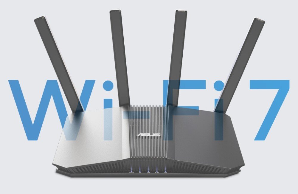 Router ASUS RT-BE58U Urządzenie z czterema antenami na szarym tle z dużym niebieskim napisem 'Wi-Fi 7' nałożonym na obraz
