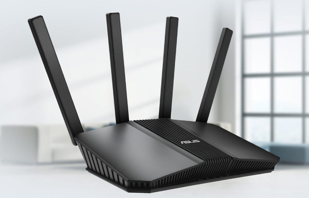 Router ASUS RT-BE58U Urządzenie stojące na płaskiej powierzchni na tle nieostrego jasnego wnętrza z dużym oknem