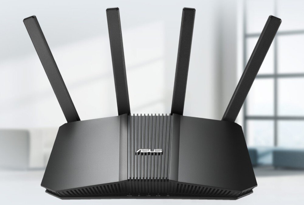 Router ASUS RT-BE58U Front urządzenia z czterema pionowymi antenami i logo producenta na obudowie o geometrycznej fakturze