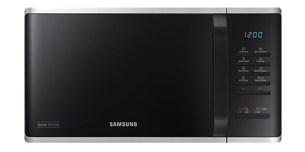 Kuchenka mikrofalowa w kolorze srebrnym z czarnym frontem, na którym widoczne jest logo \'SAMSUNG\'. Panel sterowania zawiera przyciski i wyświetlacz z czasem \'12:00\'.