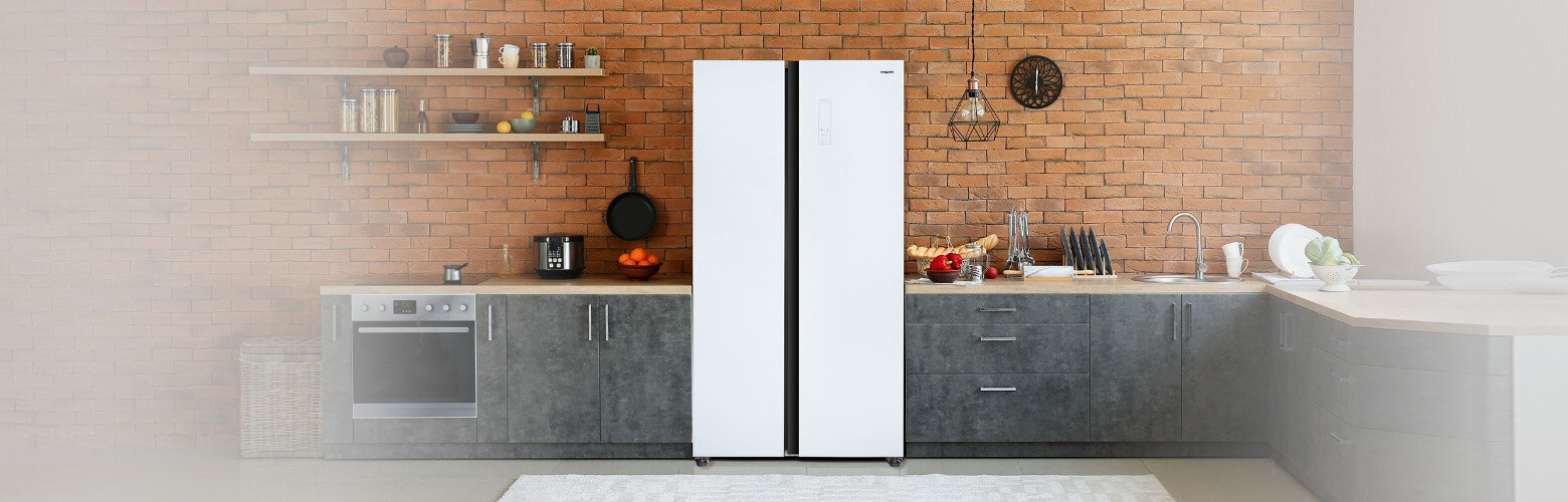 Lodówka MPM-427-SBS-05/NL pomiędzy ciemnymi meblami kuchennymi.