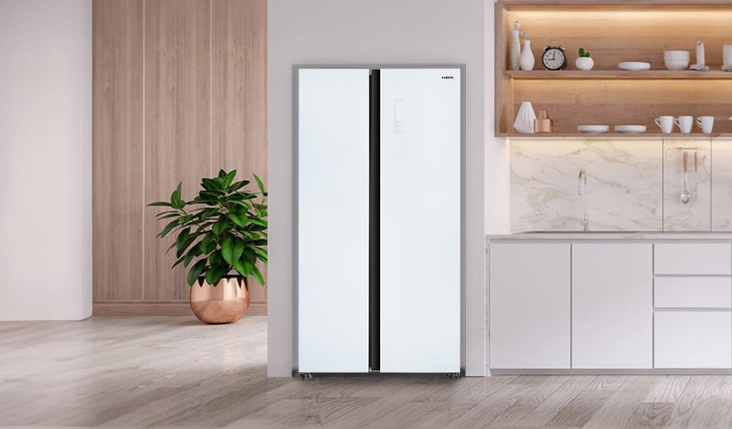 Lodówka MPM-427-SBS-05/NL w jasnej zabudowie kuchennej.