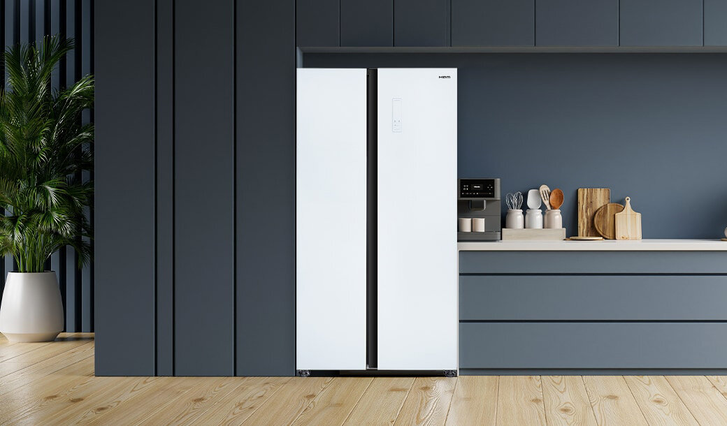 Lodówka MPM-427-SBS-05/NL w ciemnej zabudowie kuchennej.