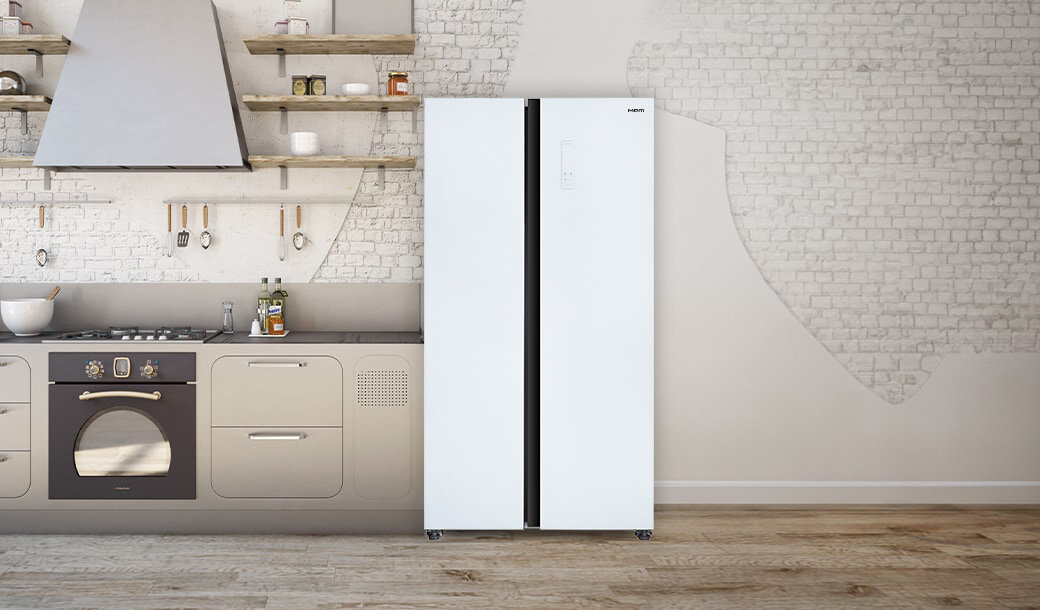 Lodówka MPM-427-SBS-05/NL w jasnej aranżacji w tle beżowa tapeta.