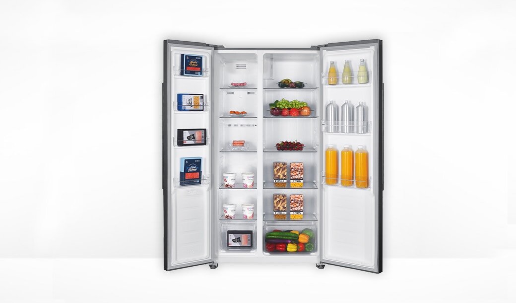 Otwarta lodówka MPM-427-SBS-05/NL na jednolitym tle.