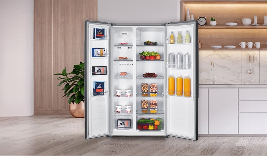 Otwarta lodówka MPM-427-SBS-05/NL w jasnej zabudowie kuchennej.