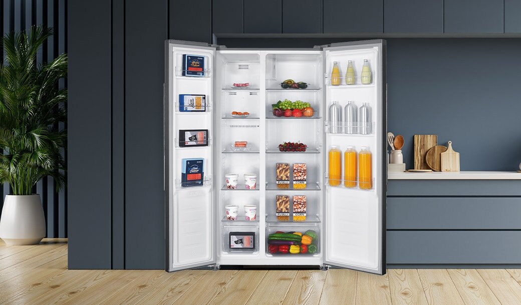 Otwarta lodówka MPM-427-SBS-05/NL w ciemnej zabudowie kuchennej.