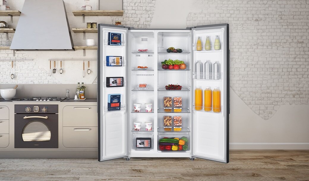 Otwarta lodówka MPM-427-SBS-05/NL w jasnej aranżacji w tle beżowa tapeta.