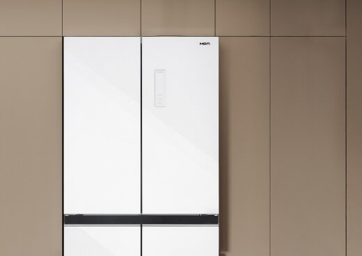 Lodówka  Multi Door Total No Frost MPM-434-SBF-08 w jasnej zabudowie kuchennej.