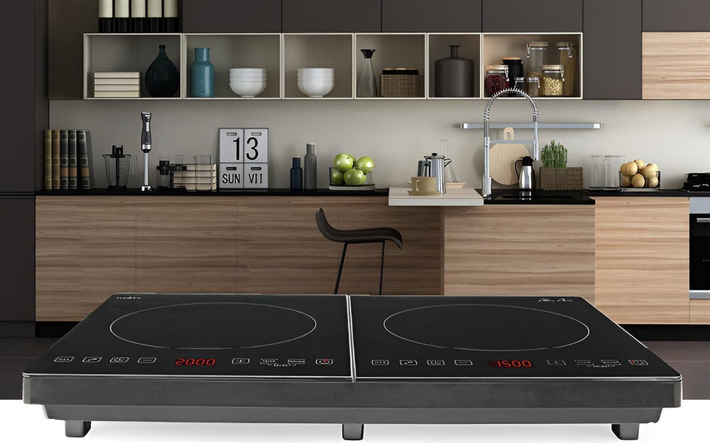 Płyta indukcyjna NEDIS KAIP124CBK2 lifestyle wizualizacja kuchnia tło płyta front panel sterowania ikony 2 strefy grzewcze moc 3500 W oszczędność czasu energii Kompaktowa konstrukcja kolor czarny