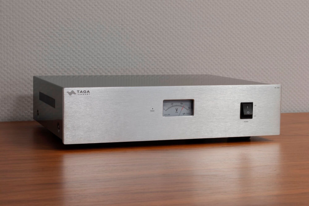 TAGA HARMONY PC-7000 kondycjoner sieciowy stabilizacja napięcia czyste zasilanie, urządzenie na drewnianym blacie w pomieszczeniu