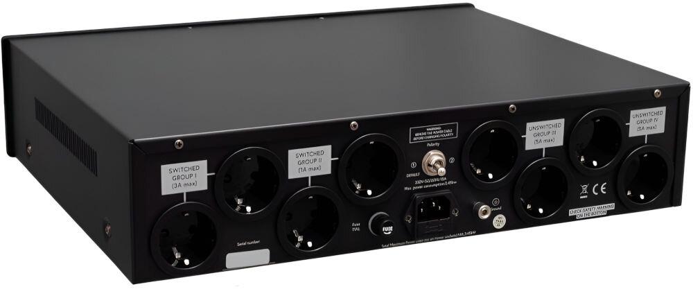 TAGA HARMONY PC-7000 kondycjoner sieciowy ochrona przepięciowa wymienny przewód, urządzenie pod skosem od tyłu na białym tle