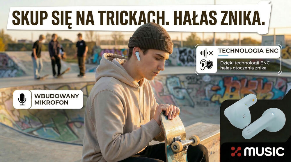 Młody mężczyzna w skateparku trzyma deskorolkę, nosząc słuchawki douszne. Na obrazie widoczny jest tekst: \'Skup się na trickach. Hałas znika.\' oraz \'Wbudowany mikrofon\', \'Technologia ENC Dzięki technologii ENC hałas otoczenia znika.\'