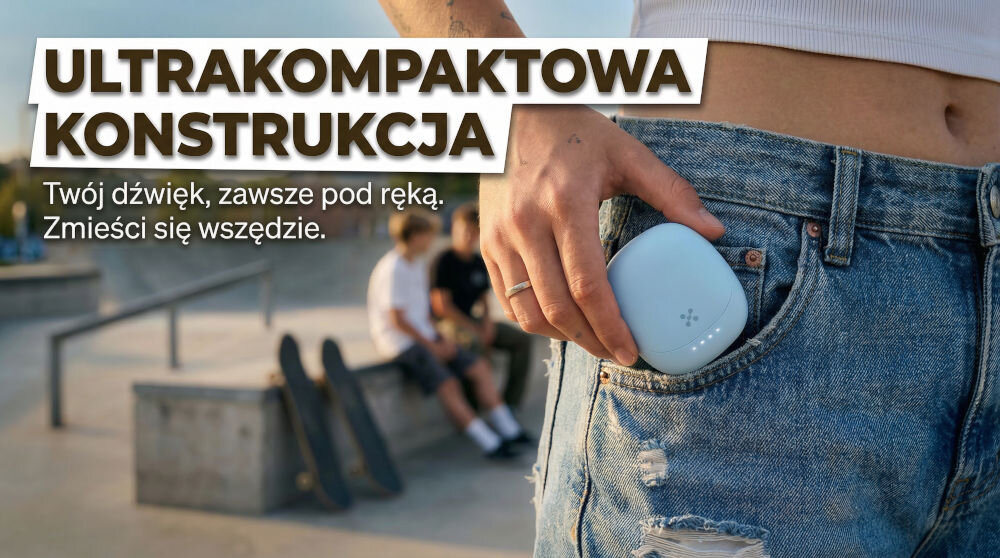Osoba wkłada niebieskie etui do kieszeni spodni. Na obrazie widoczny jest tekst: \'ULTRAKOMPAKTOWA KONSTRUKCJA Twój dźwięk, zawsze pod ręką. Zmieści się wszędzie.\'