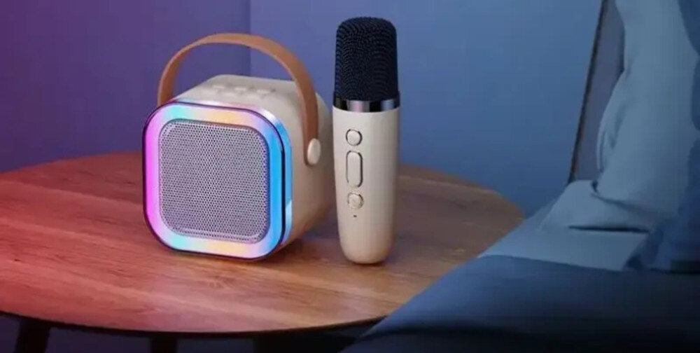 BLOW Karaoke RGB mobilny zestaw karaoke z mikrofonem do wspólnego śpiewania, głosnik i mikrofon stojące na stoliku