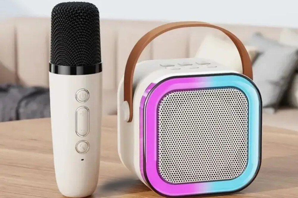 BLOW Karaoke RGB przenośny głośnik z wejściem AUX i slotem microSD do różnorodnych źródeł muzyki, głośnik i mikrofon stojący na stoliku