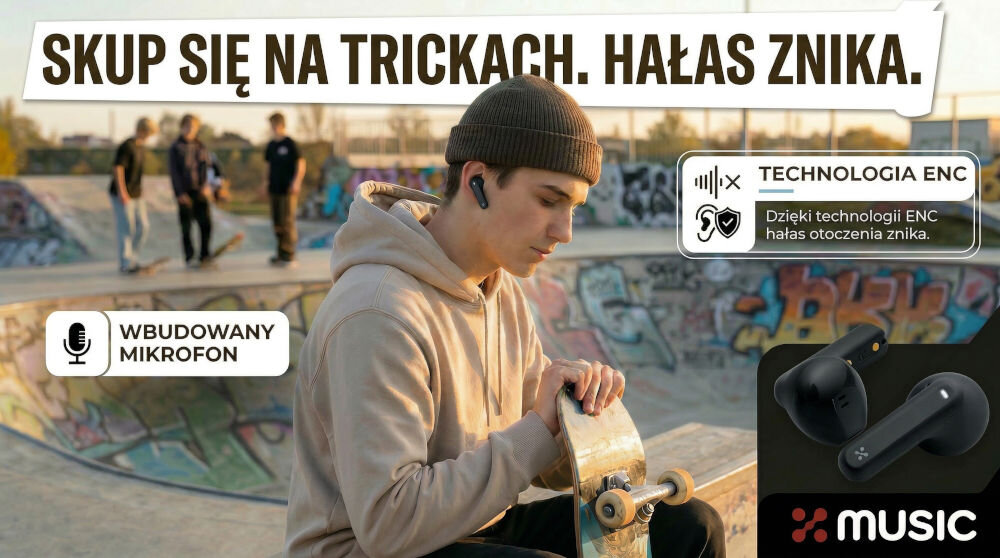 Młody mężczyzna siedzi na rampie w skateparku, trzymając deskorolkę i nosząc czarne słuchawki douszne. Na obrazie widoczny jest tekst: \'Skup się na trickach. Hałas znika.\' oraz \'Wbudowany mikrofon\', \'Technologia ENC Dzięki technologii ENC hałas otoczenia znika.\'