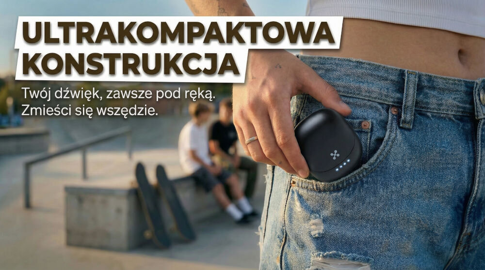 Osoba wkłada czarne etui na słuchawki do kieszeni dżinsów. Na obrazie widoczny jest tekst: \'ULTRAKOMPAKTOWA KONSTRUKCJA Twój dźwięk, zawsze pod ręką. Zmieści się wszędzie.\'