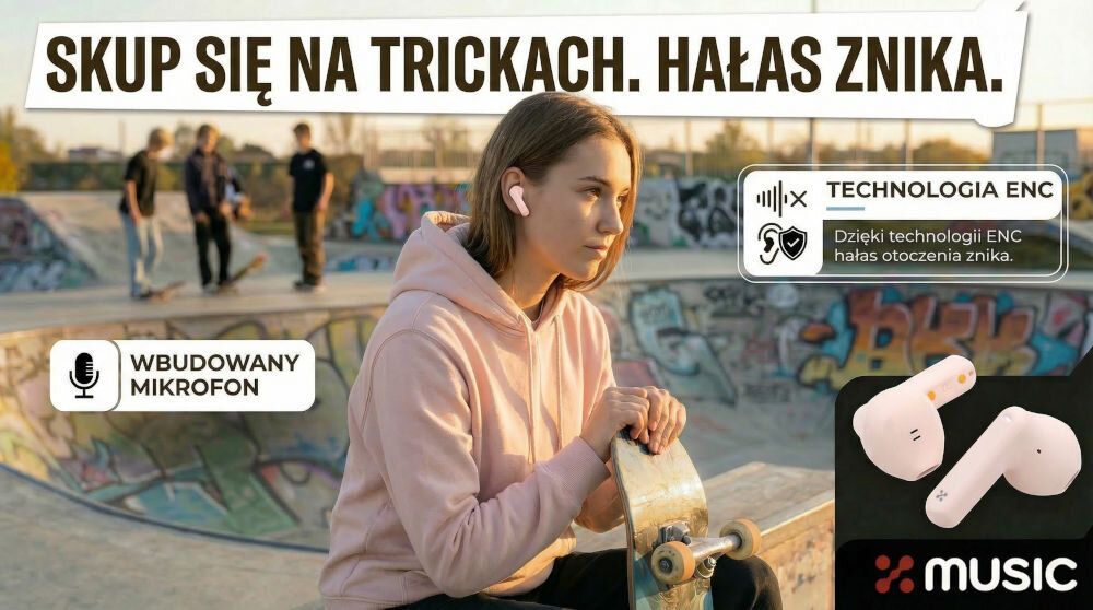 Osoba siedzi na deskorolce w skateparku, nosząc różowe słuchawki douszne. Na obrazie widoczny jest tekst: \'Skup się na trickach. Hałas znika.\' oraz \'Wbudowany mikrofon\', \'Technologia ENC\', \'Dzięki technologii ENC hałas otoczenia znika.\'