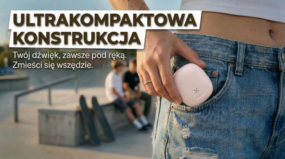 Osoba wkłada różowe etui na słuchawki do kieszeni jeansów. Na obrazie widoczny jest tekst: \'ULTRAKOMPAKTOWA KONSTRUKCJA Twój dźwięk, zawsze pod ręką. Zmieści się wszędzie.\'
